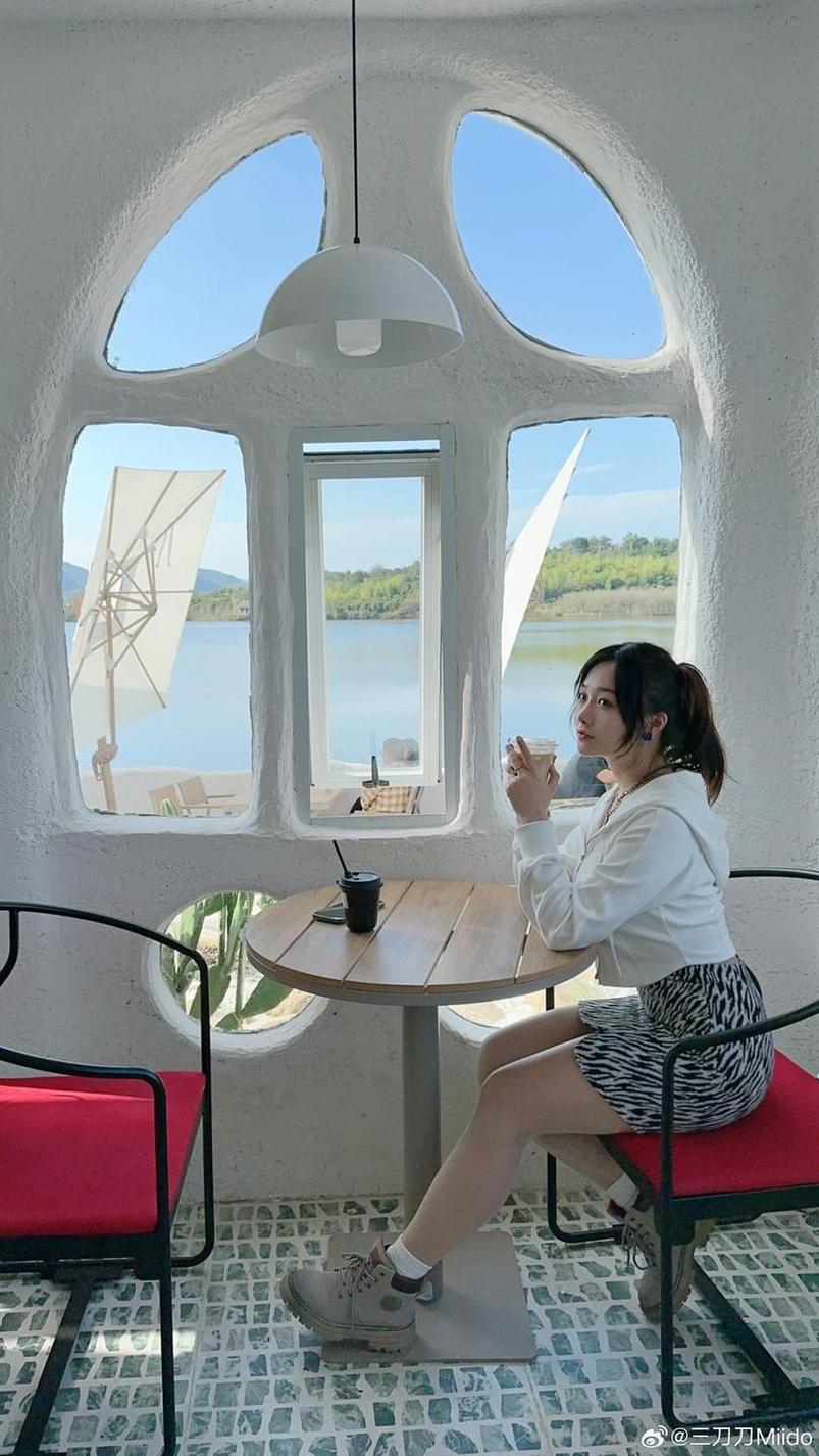 气质女神穿上三刀刀miido白色运动背心，美图诱人。