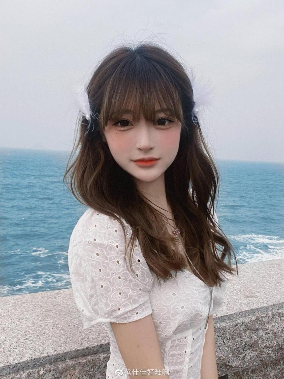 超萌coser分享：佳佳好难啊蓝色吊带打造的角色扮演图包