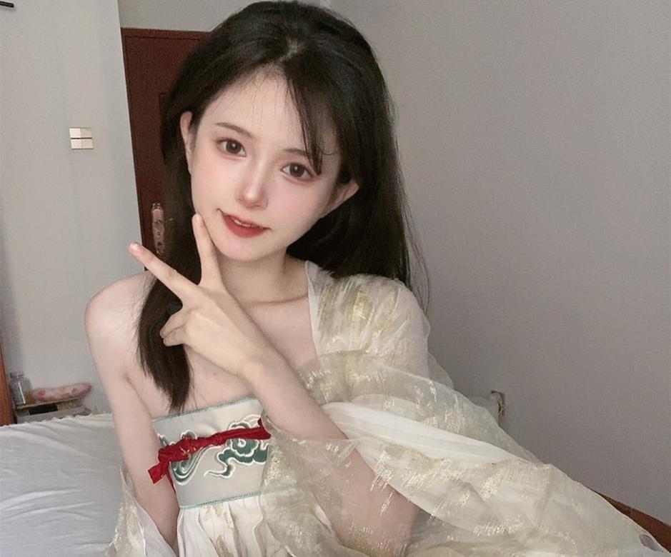 微博新晋女神倦倦喵的图包里有一些非常正的原图哦