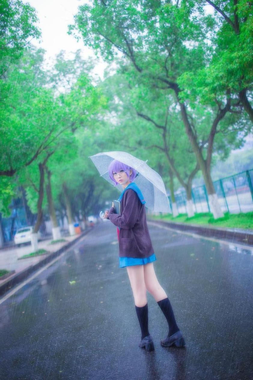 浅野菌子身高159cm，但是她那份对cos的热爱，让她的照片很出彩