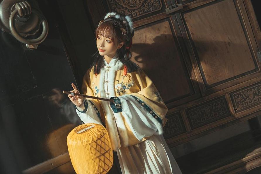 看完蠢沫沫cosplay的图片，我陷入了沉思。
