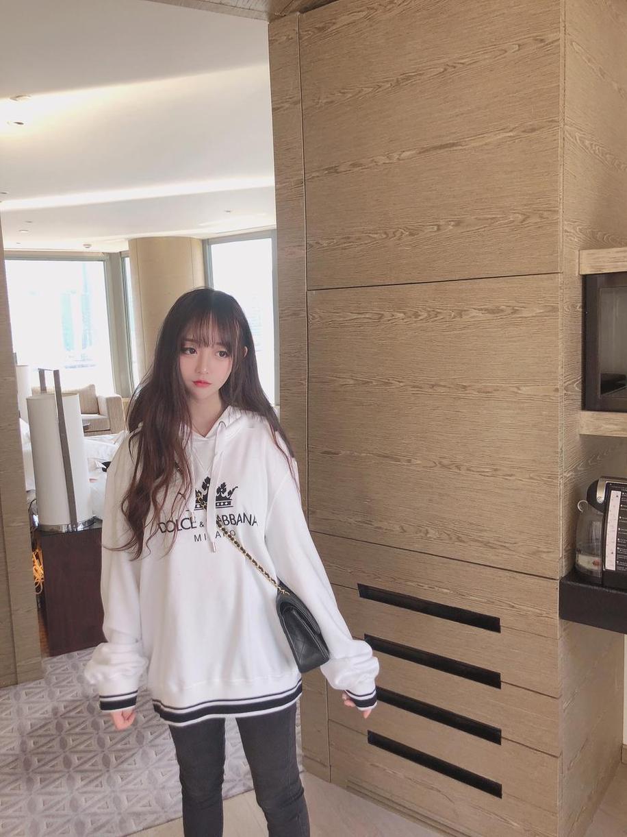 推荐：摄影师创意拍摄过期米线线喵黑色皮衣美图