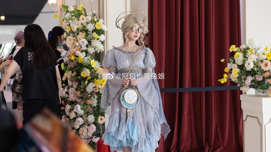 欣赏阿包也是兔娘森蚺这份作品分享，你会发现cos图也可以这么美