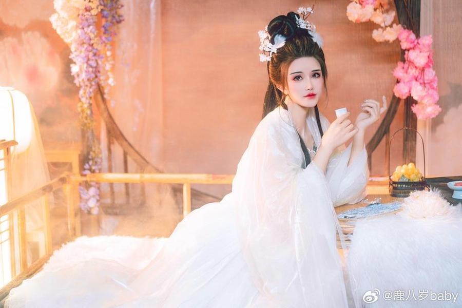 鹿八岁nya微博最新作品，从发型到服装都超级赞
